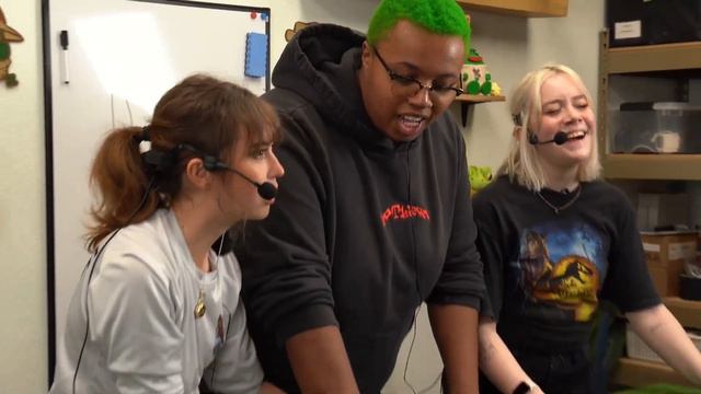 Maya Helps Russel With His Fear Of Roaches смотреть онлайн