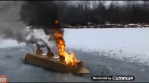 Тонущий корабль из картона