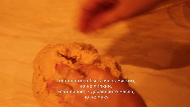 Aloo bhaji puri (Indian potato dish with puri bread)/Индийское блюдо из картошки с лепёшками пури смотреть онлайн