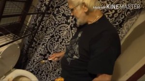 Злой дед ест с туалет бяя