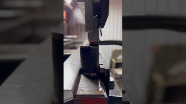 Сплющивание профильной трубы самодельной матрицей, при помощи листогиба #гибкатрубы смотреть онлайн