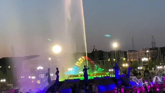 Невероятно красивое представление цвета, музыки и воды. смотреть онлайн