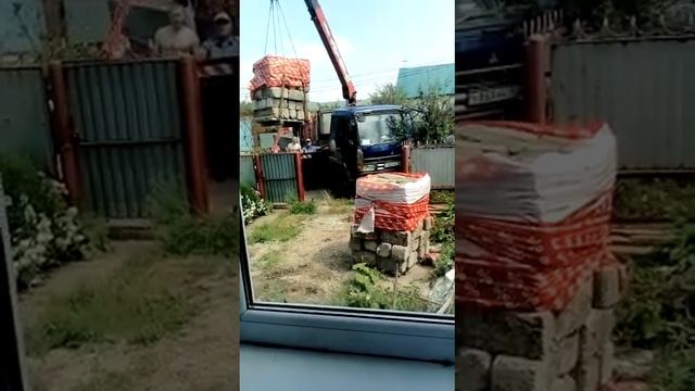 Строительная техника - разгружаем блоки краном / Construction