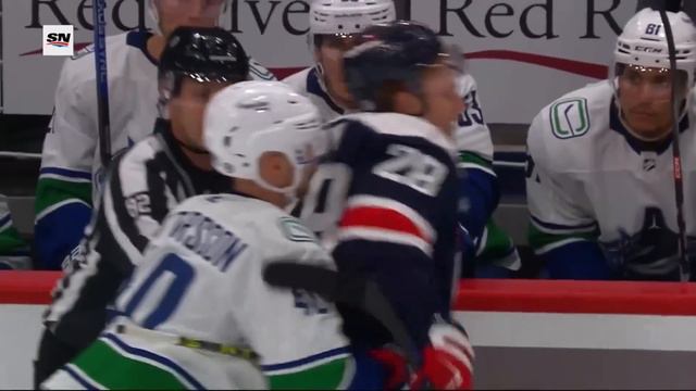 Elias Pettersson Helps Opponent Connor Brown To Bench смотреть онлайн