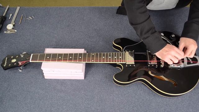 Instalación/Ensamblaje de Bigsby (en Español) смотреть онлайн
