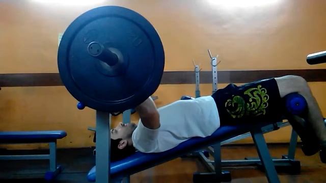 Жим на наклонной скамье 60 кг. смотреть онлайн