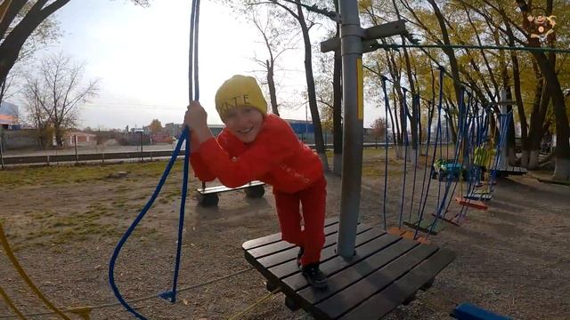 Диана и Даня играют в Пол - Это лава Челлендж. Манкиту смотреть онлайн