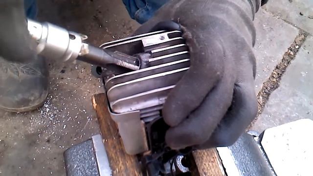 Ремонт бензопилы(Ремонт свечного отверстия)