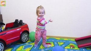 Девочка танцует лучше всех Зажигательный танец маленькой девочки