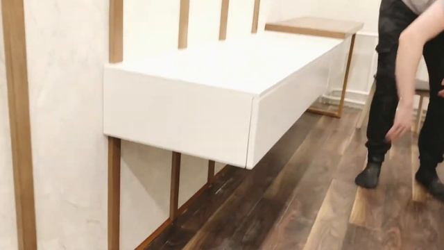 Подвесная тумба, столик и рейки в спальню