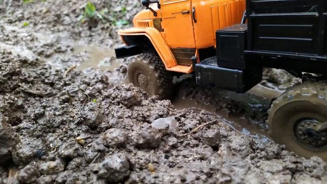 RC Урал 4320 с трудом спасает застрявший ГАЗ 66. WPL B36KM mud offroad action смотреть онлайн