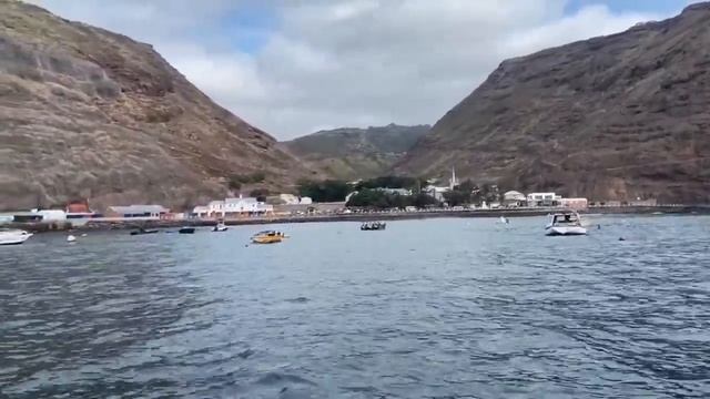 Удалённый остров посреди океана с тысячами жителей и самым бесполезным аэропортом в мире! смотреть онлайн