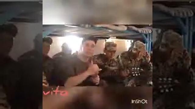 Парень поет и читает рэп в армии!Под гитару, битбокс смотреть онлайн