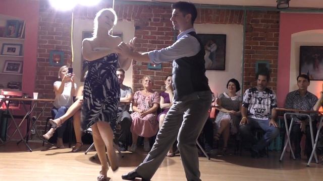 Шоу на милонге Медиалуна в Tango Mio в Калашном смотреть онлайн