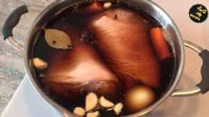 Рулька в темном пиве с медово-горчичным соусом.