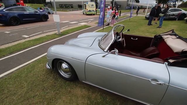Crikey! An Electric Porsche 356... смотреть онлайн