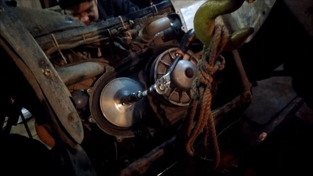 Снимаем половинку ведущего вариатора с коленвала смотреть онлайн
