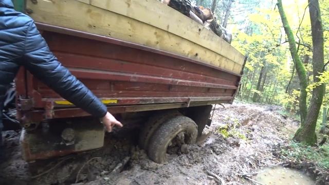 Урал 4320 спешит на помощь застрявшему ГАЗ-66. Обрезало мост!!! смотреть онлайн