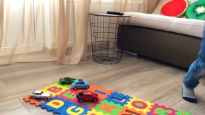 Марк ищет потерянные буквы из алфавита и находит машинки. Учим марки машин.