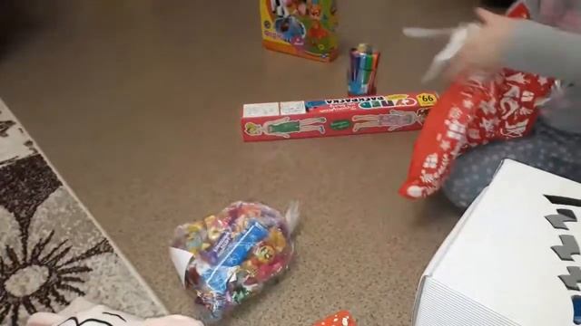 Подарки для Лизы в Рождество 2019 года "Gifts for Lisa at Christmas 2019" смотреть онлайн