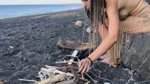 ?YOUNG GIRL SOLO OVERNIGHT CAMPING IN THE RAIN - RELAXING IN THE TENT WITH THE SOUND OF NATURE-ASMR