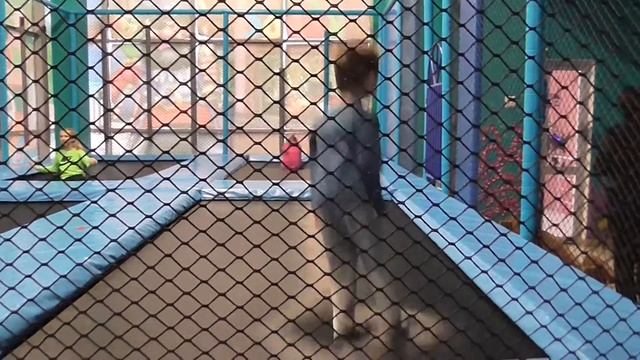Веселые прыжки на батуте! Развлечения в детском центре! Видео для детей! Danya Boy! смотреть онлайн