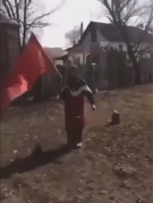 Бабушка на Украине вышла с флагом СССР