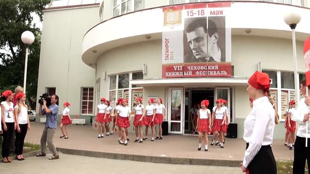 Флешмоб - "Послушайте... В. Маяковский" - Дворец Молодёжи смотреть онлайн
