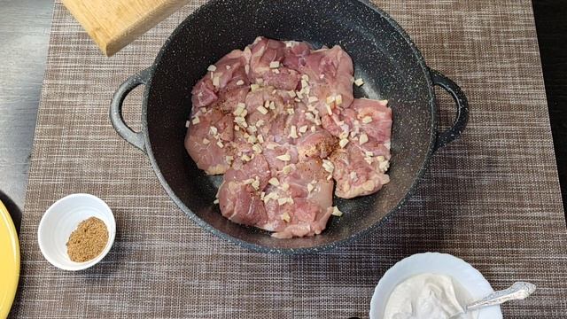 Курочка тушеная в сметане с чесноком и лимоном. смотреть онлайн