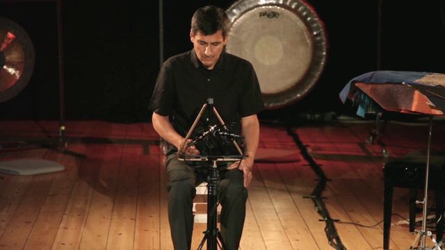 Lê Quan Ninh plays "Silver Streetcar for the Orchestra" by Alvin Lucier смотреть онлайн