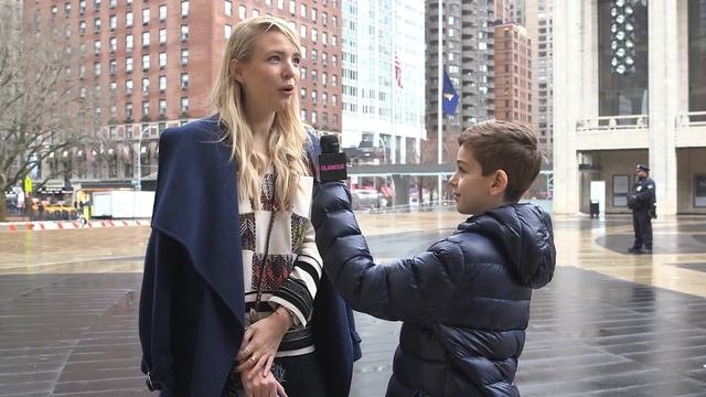A Fourth Grader Goes to Fashion Week смотреть онлайн