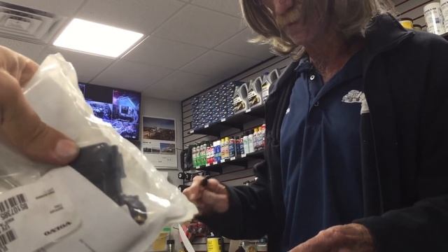 Дальнобой США травит воздух из под трака ищу причину. смотреть онлайн