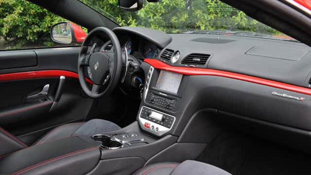 Maserati GranTurismo S engine start up & driving away смотреть онлайн