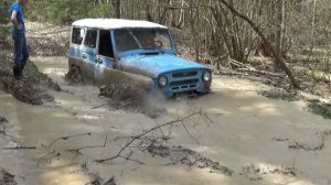 УАЗИКИ,ВЕЗДЕХОДЫ И КВАДРИКИ МЕСЯТ БЕЗДОРОЖЬЕ