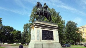 Необычный памятник Петру Первому в Петербурге.