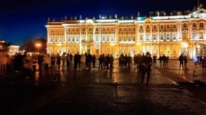 Кино - "Группа крови" на Дворцовой площади в Петербурге выступает уличный музыкант Евгений Морган..