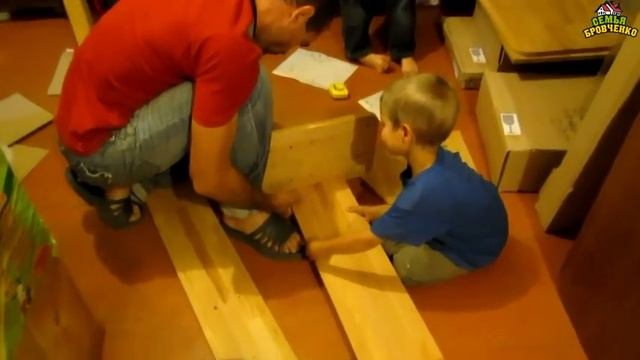 Семья Бровченко. Нам подарили парту (часть 2) - сборка. (09.15г.) смотреть онлайн