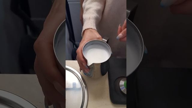 Как правильно взбить молоко для капучино - техника одной четверти | Как взбить молоко для кофе смотреть онлайн
