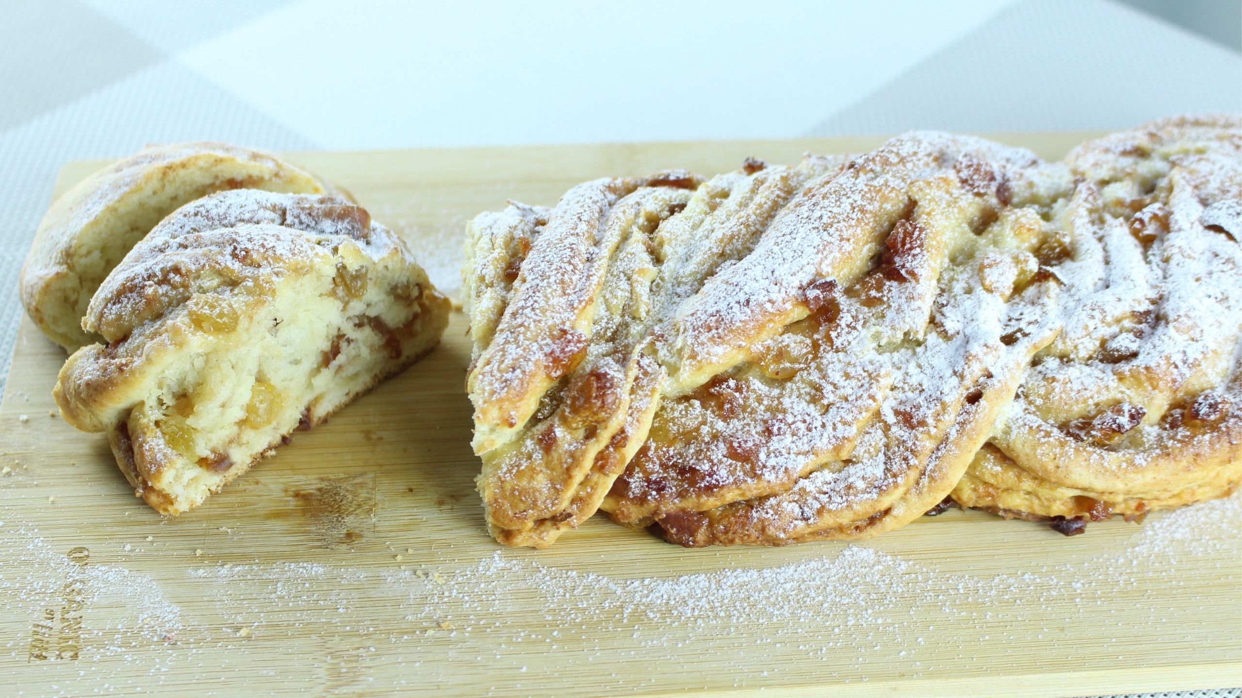 ВОСХИТИТЕЛЬНО вкусная творожная КОСИЧКА. БЕЗ дрожжей! ☆ Выпечка из ТВОРОГА ☆ Косичка с ИЗЮМОМ смотреть онлайн