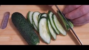 Салат с куриной грудкой, корейской морковью, огурцом.