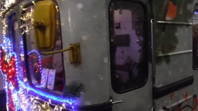 Новогодний поезд прибывает на станцию Новослободская. смотреть онлайн