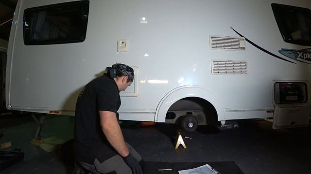 Как правильно снимать и проверять колёса и тормозные барабаны каравана. Habitation service. смотреть онлайн