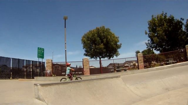 Riding at Brentwood Skatepark!! смотреть онлайн