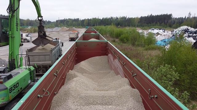 Выгрузка полувагона с грейфером / Unloading of a gondola car смотреть онлайн