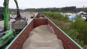 Выгрузка полувагона с грейфером / Unloading of a gondola car