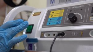 Акушер-гинеколог проводит лечение эрозии шейки матки на аппарате радиоволновой хирургии RF Magic-II.