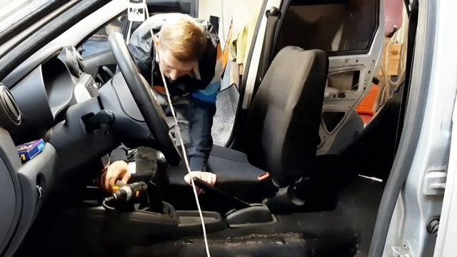 Шумоизоляция Lada Granta. Дырявый пол, отпавшие тяги. Удаление штатной виброизоляции. смотреть онлайн