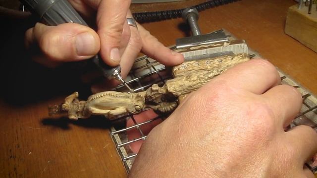Хамелеон и гусеница . Резба по дереву . Самшит . смотреть онлайн