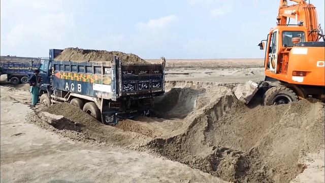Nissan V8 truck dumper fail after full loaded. 2019 смотреть онлайн