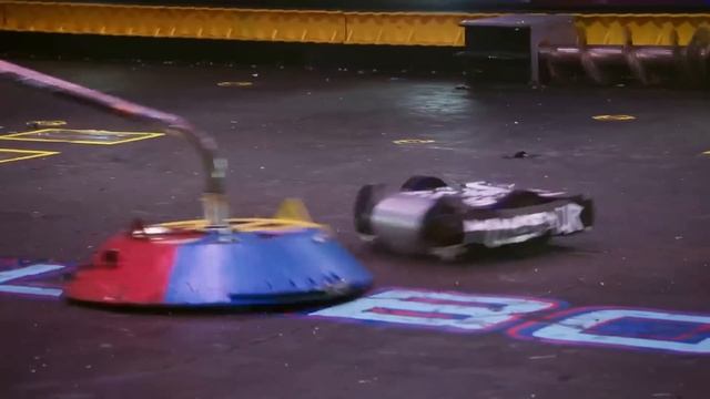 EXPLOSIVE MATCH IS A PROPER TUG OF WAR! | Gigabyte vs Minotaur | BattleBots смотреть онлайн
